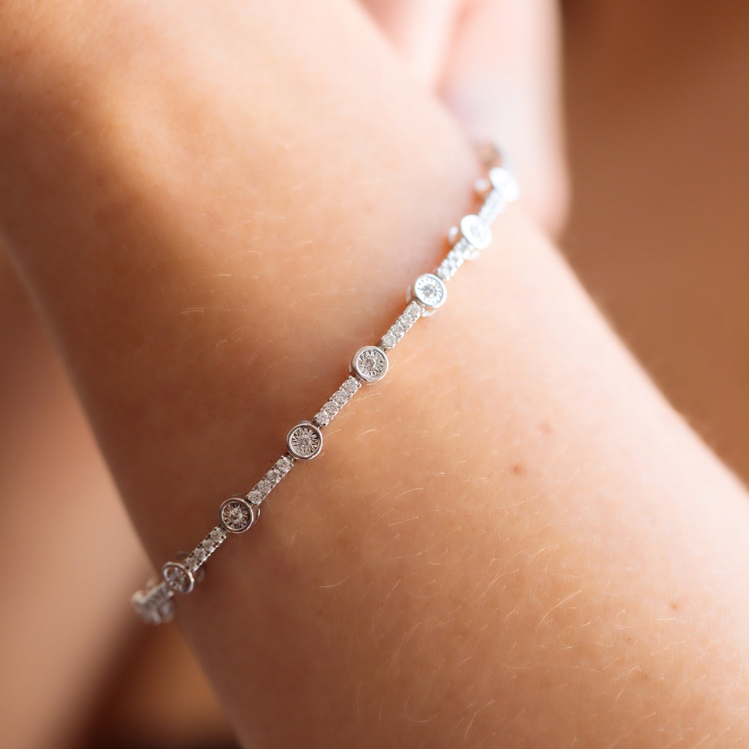 9ct White Gold Round Brilliant Cut with 1 CARAT tw of Diamonds Tennis Bracelet
