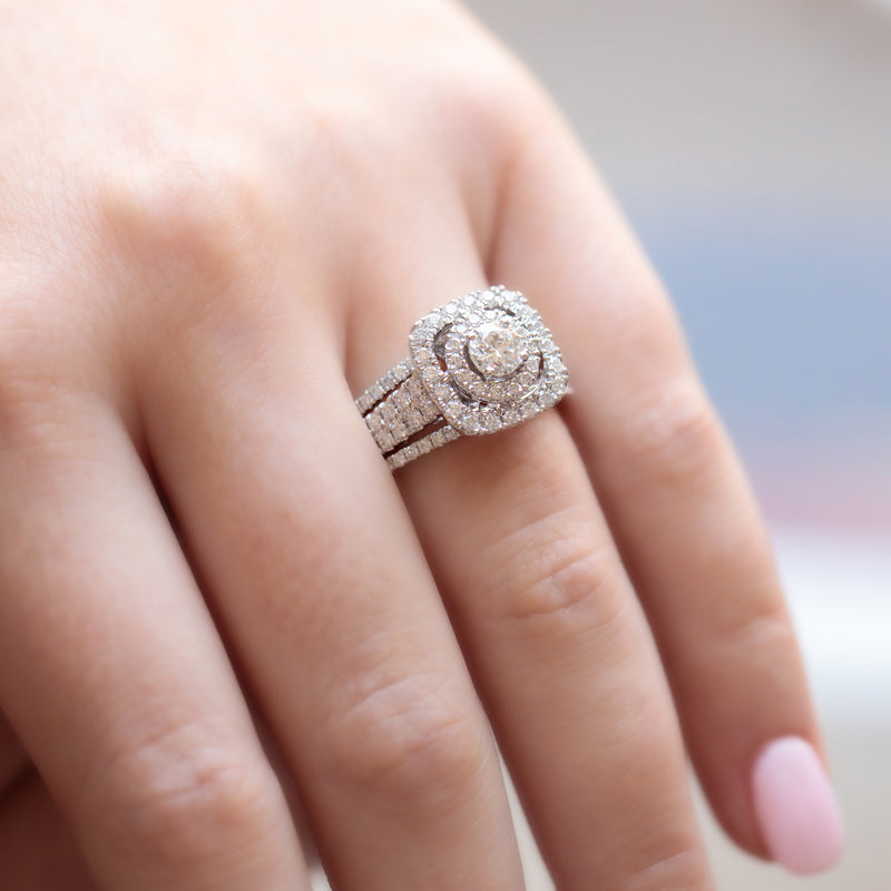 Halo 18ct White Gold Round Brilliant Cut with 1 1/2 CARAT tw of Diamonds Ring