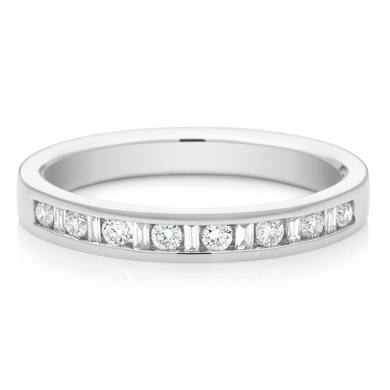 18ct White Gold Round Brillant & Baguette Cut with 1/4 CARAT tw of Diamonds Ring